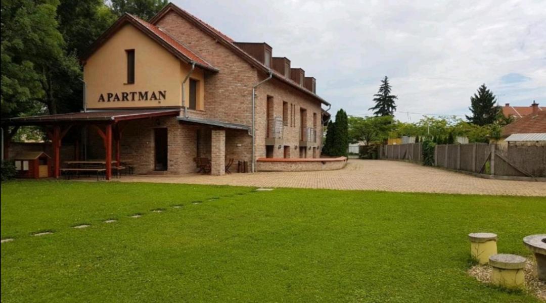 Niki Apartman Gyula Ngoại thất bức ảnh