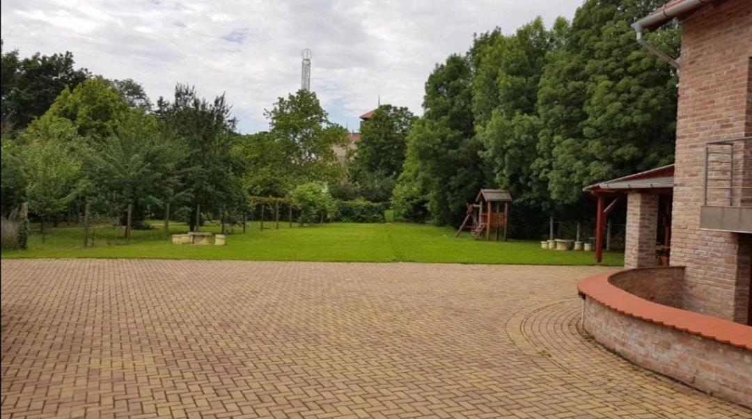 Niki Apartman Gyula Ngoại thất bức ảnh